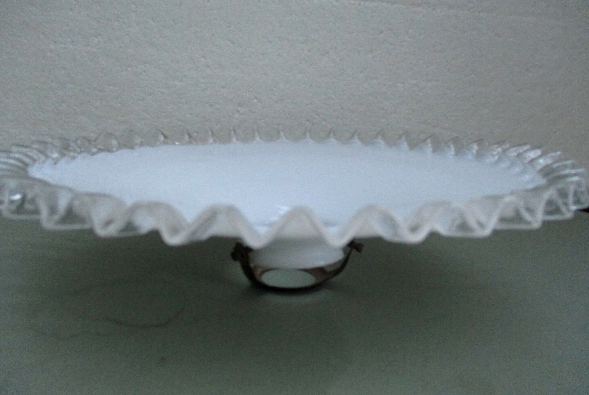 Suspension with serrated opaline lampshade