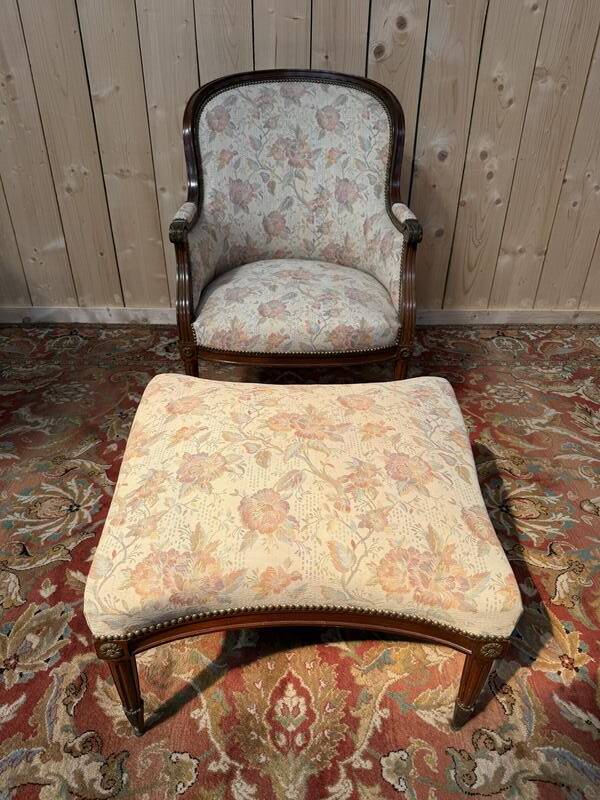 Bergère gondole Louis XVI avec son repose-pied en acajou