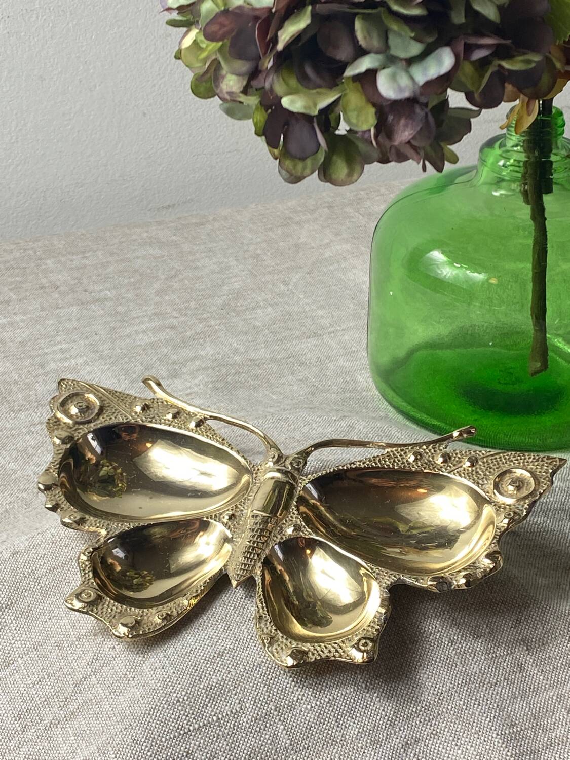 Butterfly-shaped brass pocket emptier