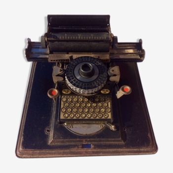 Machine à écrire avec son couvercle