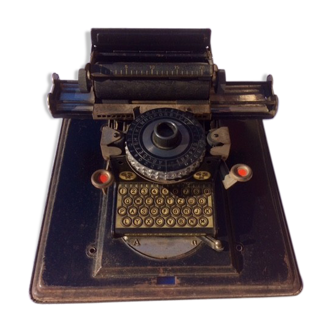 Typewriter with its lid