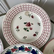 Set of 6 flat plates mismatched pink Badonviller, Longchamp, Digoin "Rosa" and Quimper