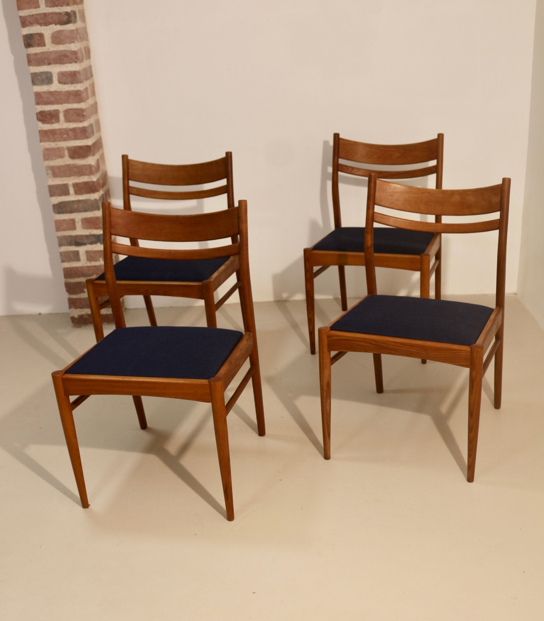 Lot de 4 chaises vintage scandinaves en chêne année 60  Ref. Marcel.