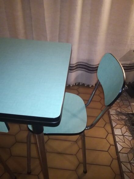 Set table and chairs in formica
