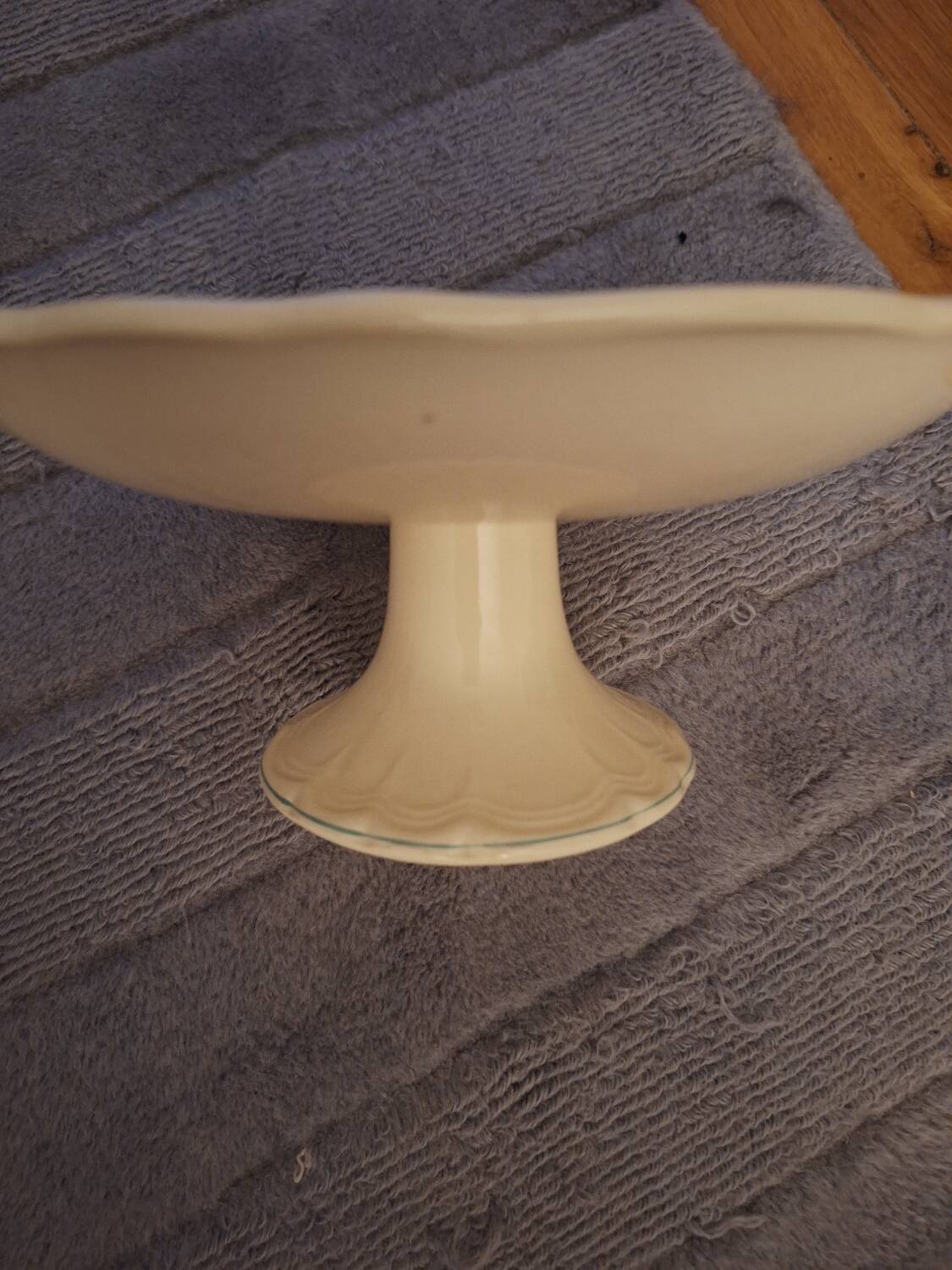 Presentation dish on earthenware foot