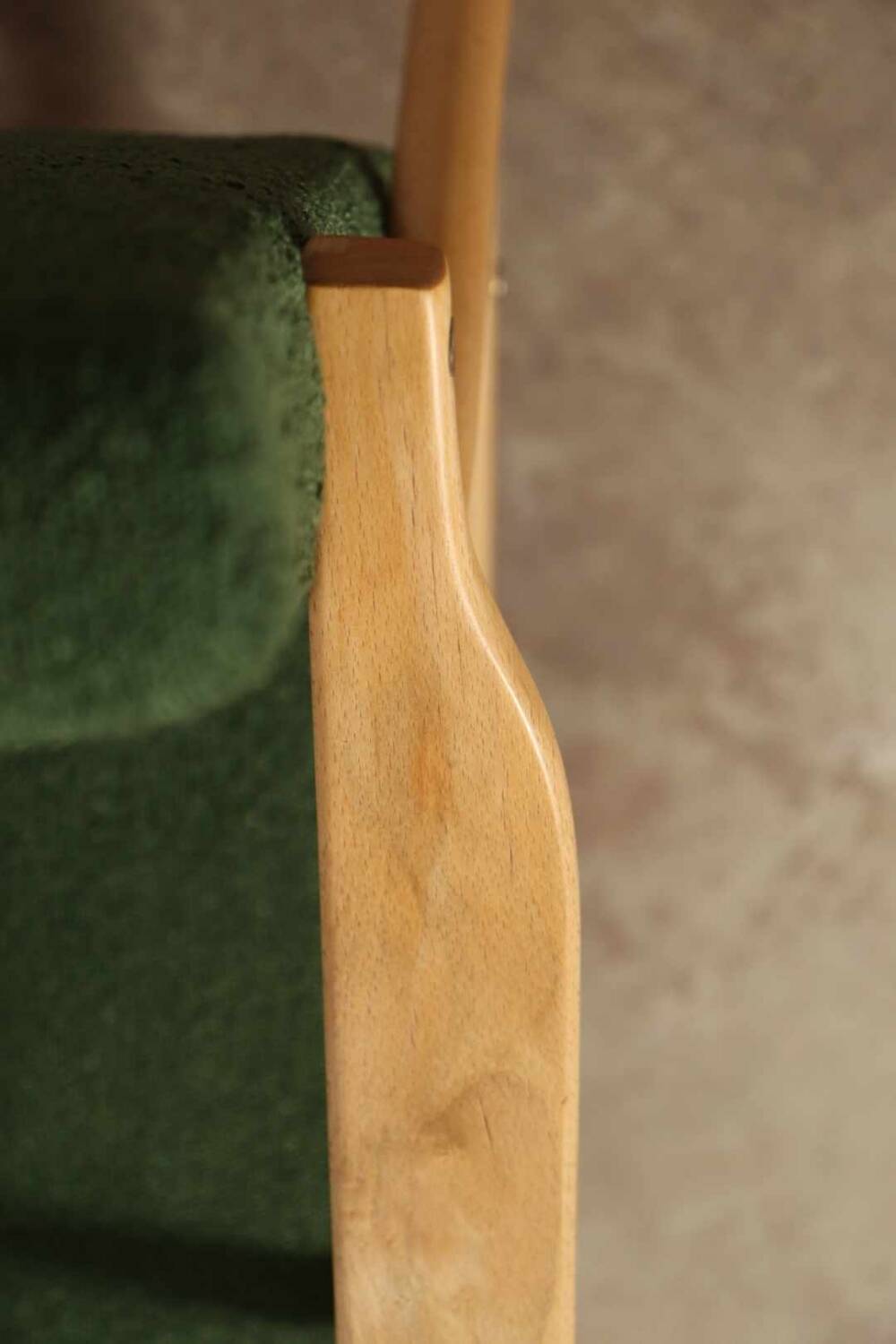 Fauteuil vintage Boucle verte bois naturel après rénovation