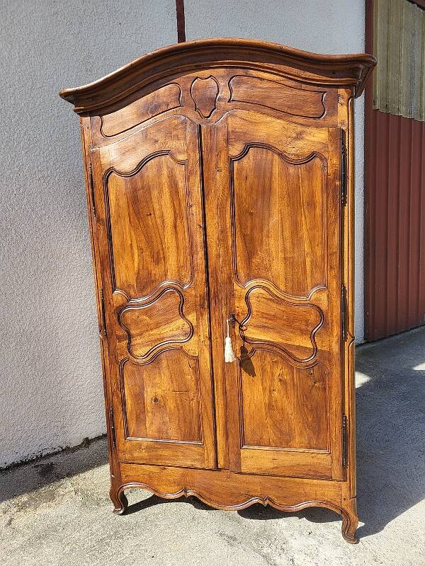 Armoire louis xv en noyer chapeau de gendarme