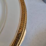 Rimmed dessert plate