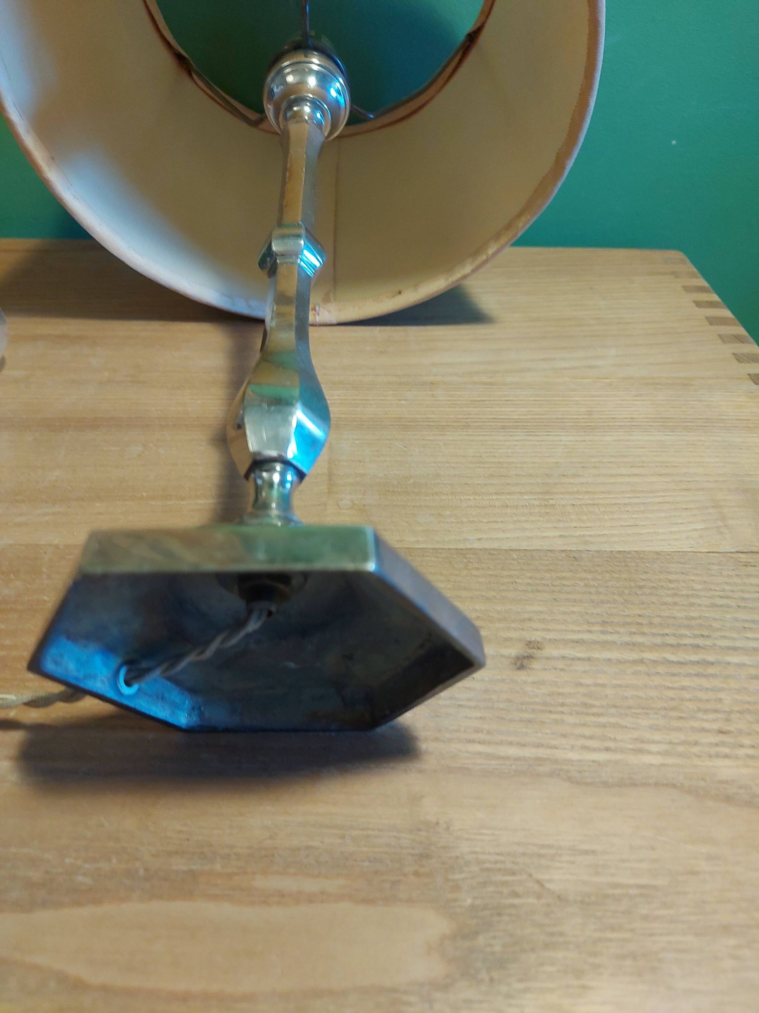 Lampe en métal argenté avec son abat jour