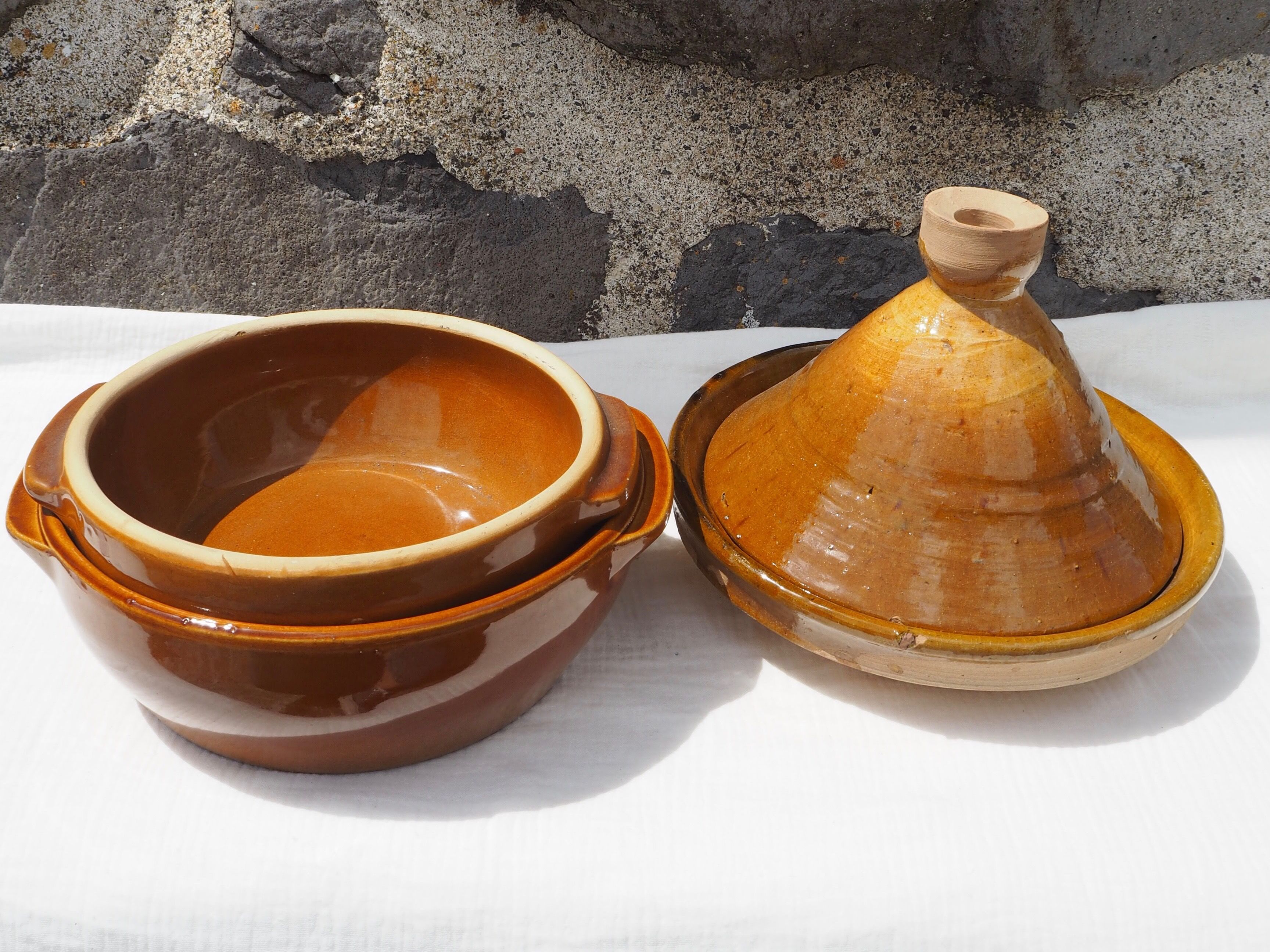 Plat à tajine artisanal en terre cuite