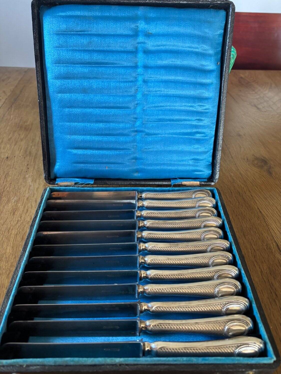 Service 12 couteaux de table argent guilloché Paris XIXe coffret