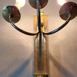 Wall lamp in the shape of a 1940 quiver with three arms, gilded brass and solid mahogany.