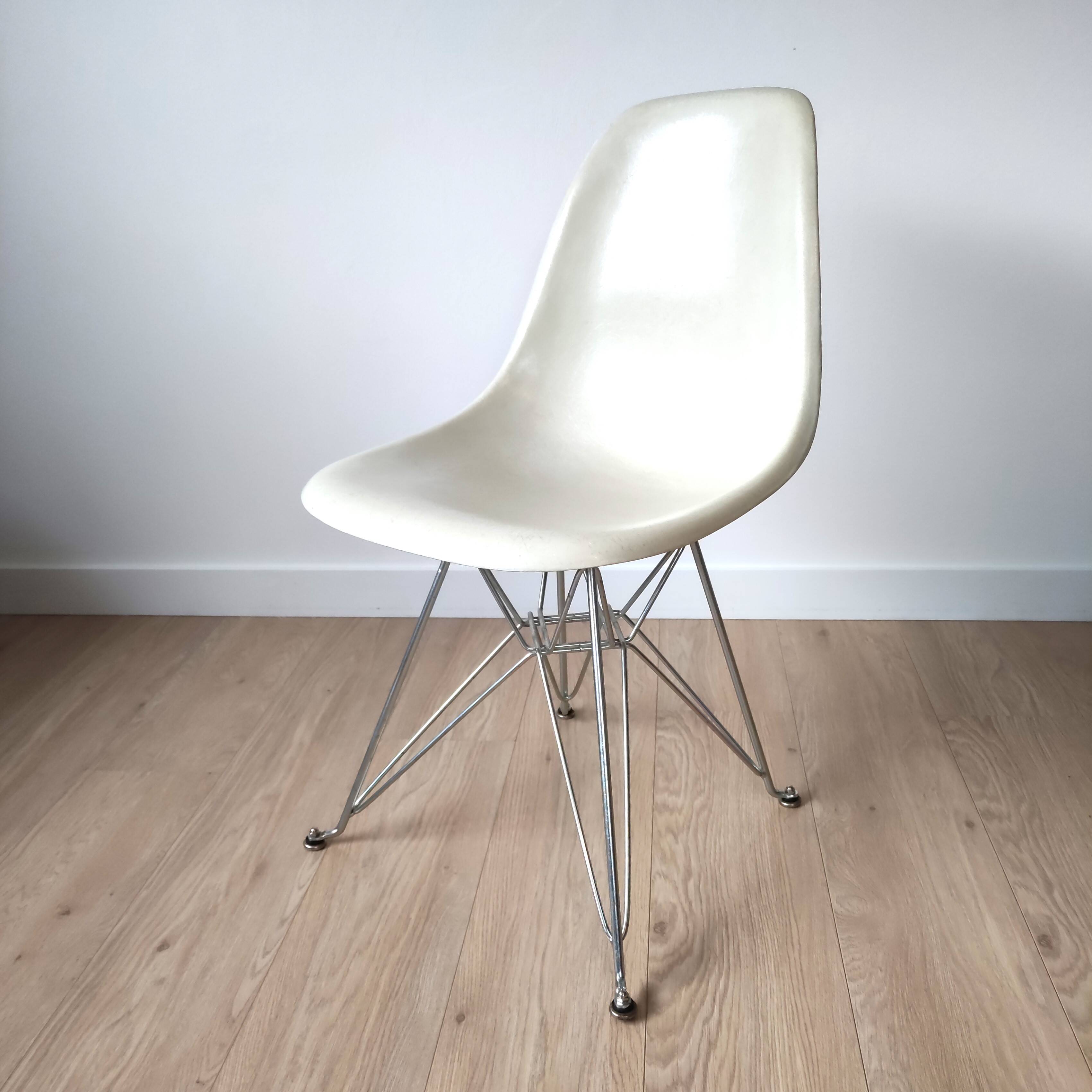 Vintage set of 4 fiberglass dining chairs by Eames – Herman Miller