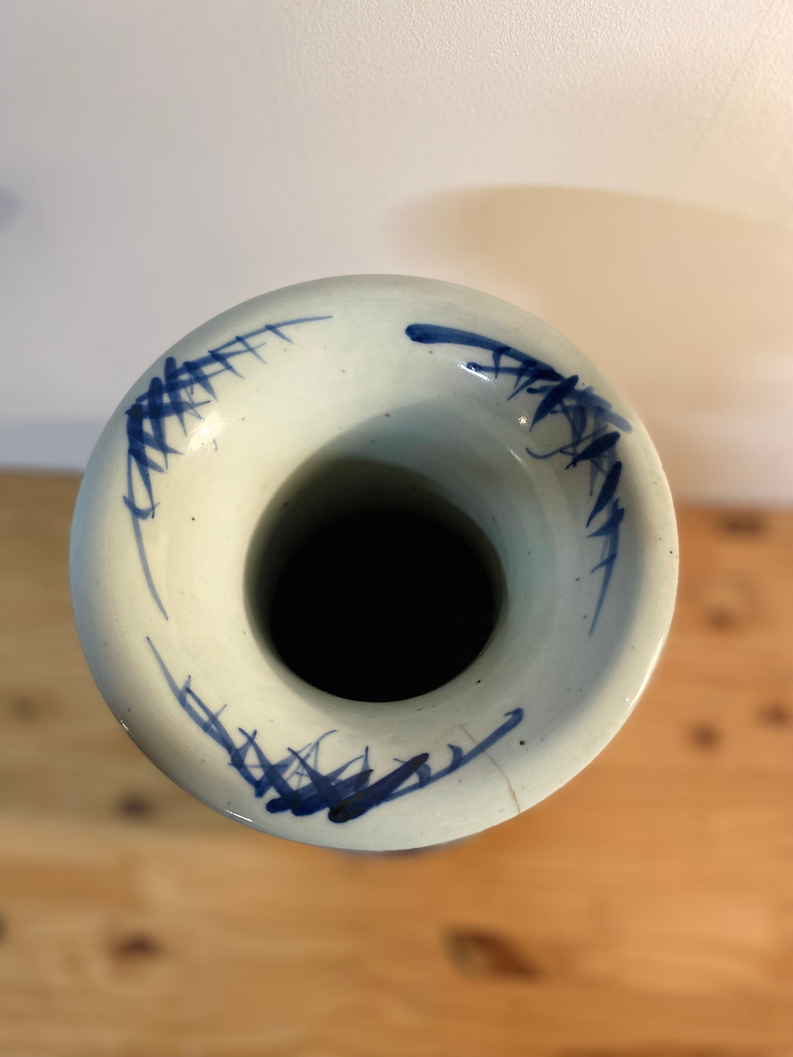 Baluster vase in Chinese porcelain with cobalt blue floral decoration.