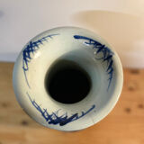 Baluster vase in Chinese porcelain with cobalt blue floral decoration.
