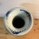 Vase balustre en porcelaine de Chine à décor floral bleu cobalt