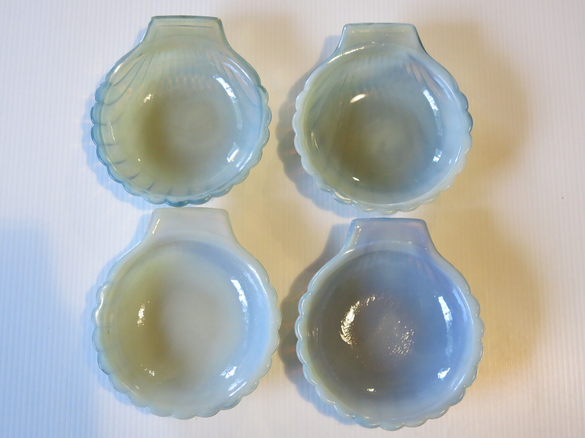 6 dishes with scallops in opaline from Arcopal in very good condition