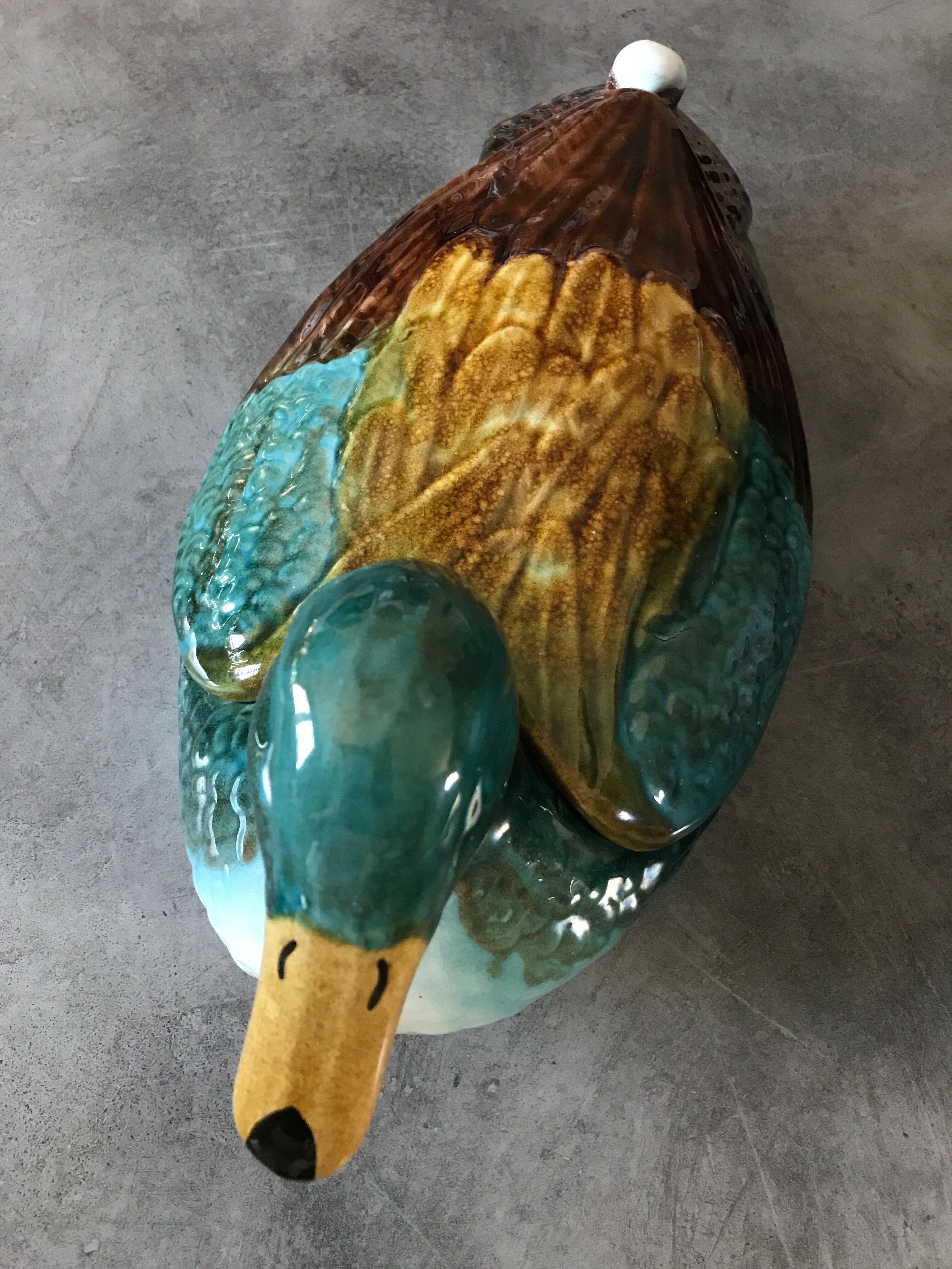 Soupière centrale, plat et couvercle en céramique émaillée polychrome, forme canard