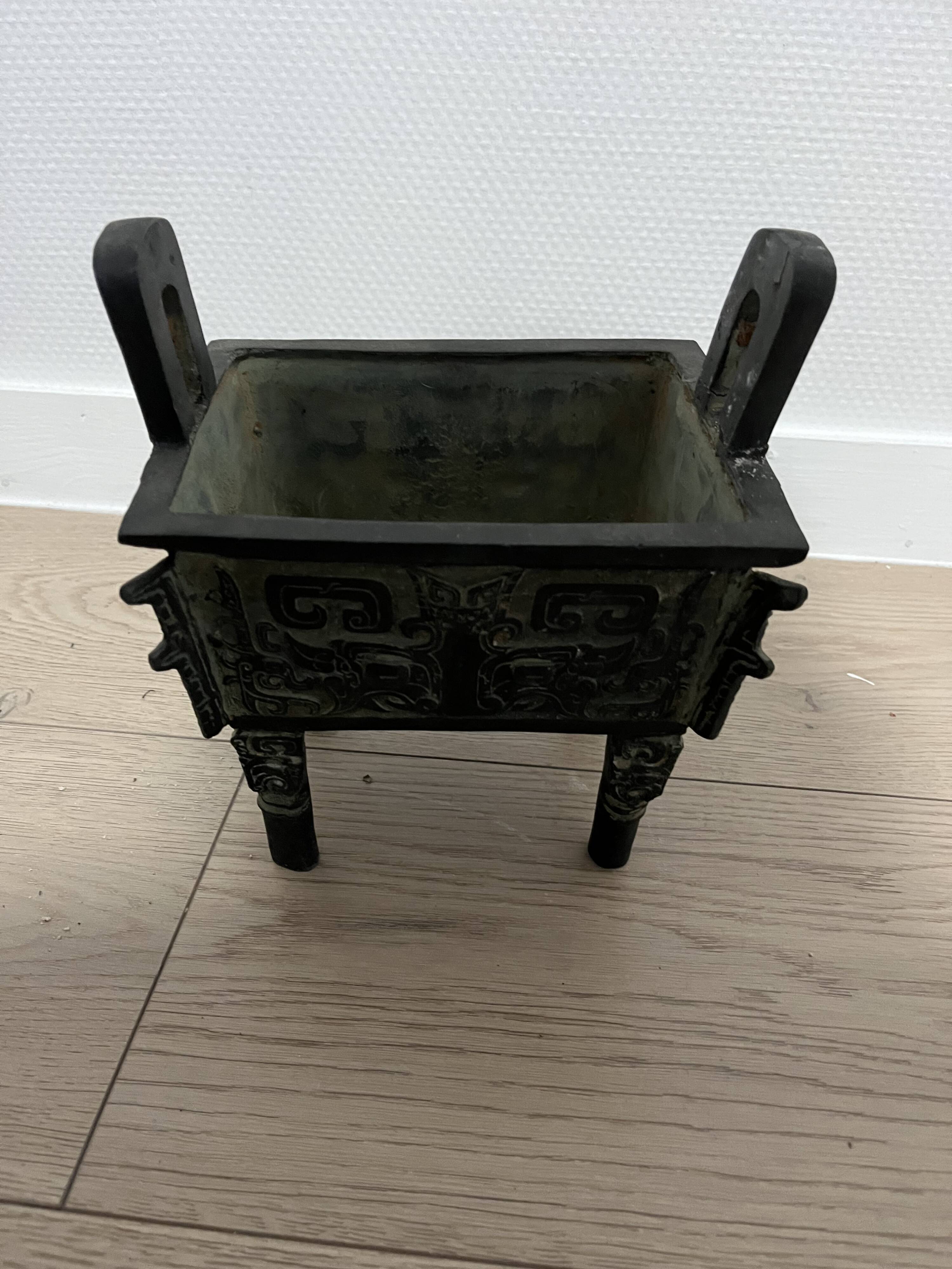 Vase tripode décoratif style ancien – Anses verticales – 28 cm
