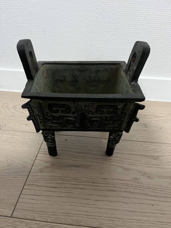 Vase tripode décoratif de style ancien – Anses verticales – 28 cm