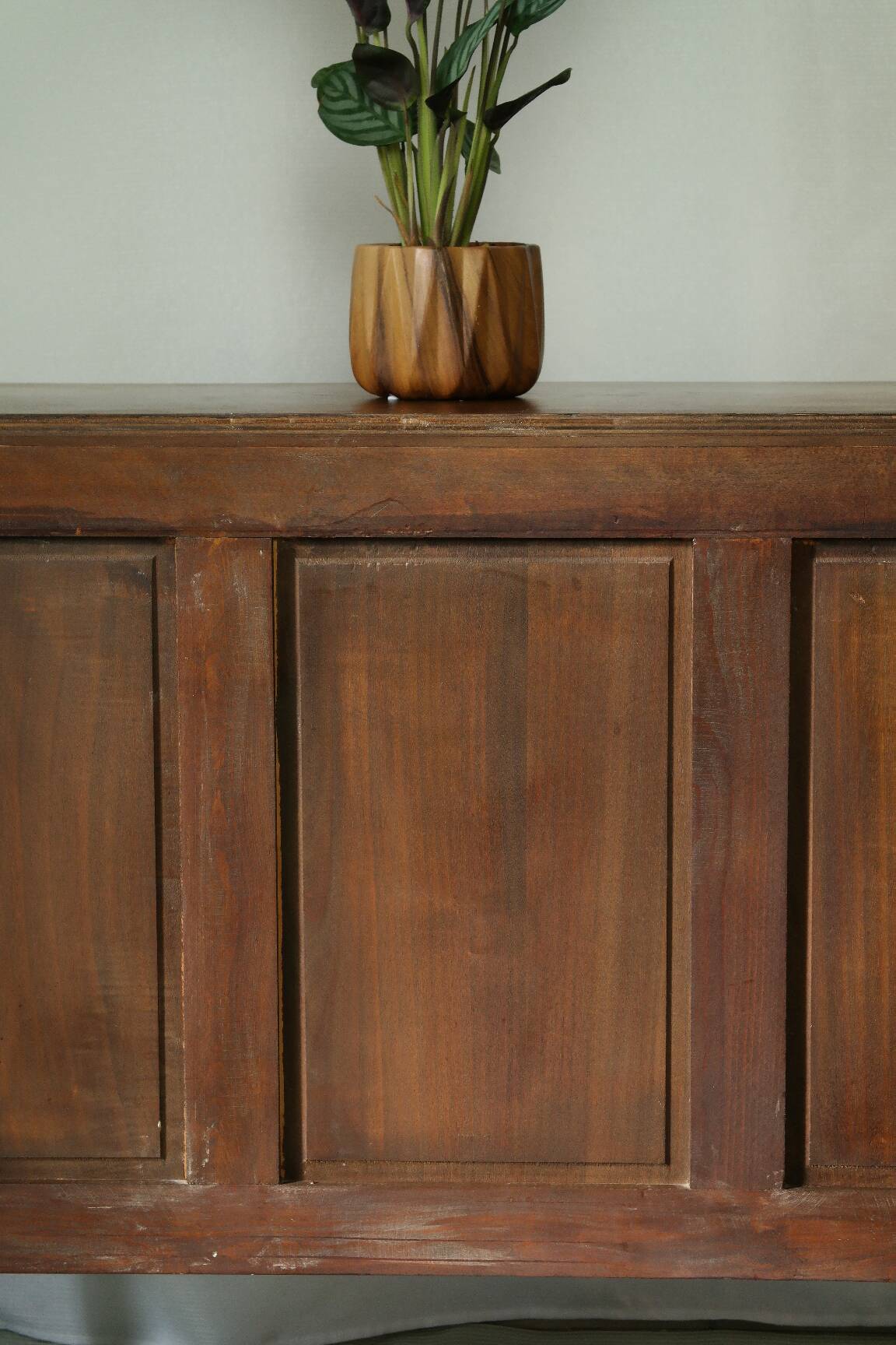 Louis XV style commode in solid oak, 20th century.