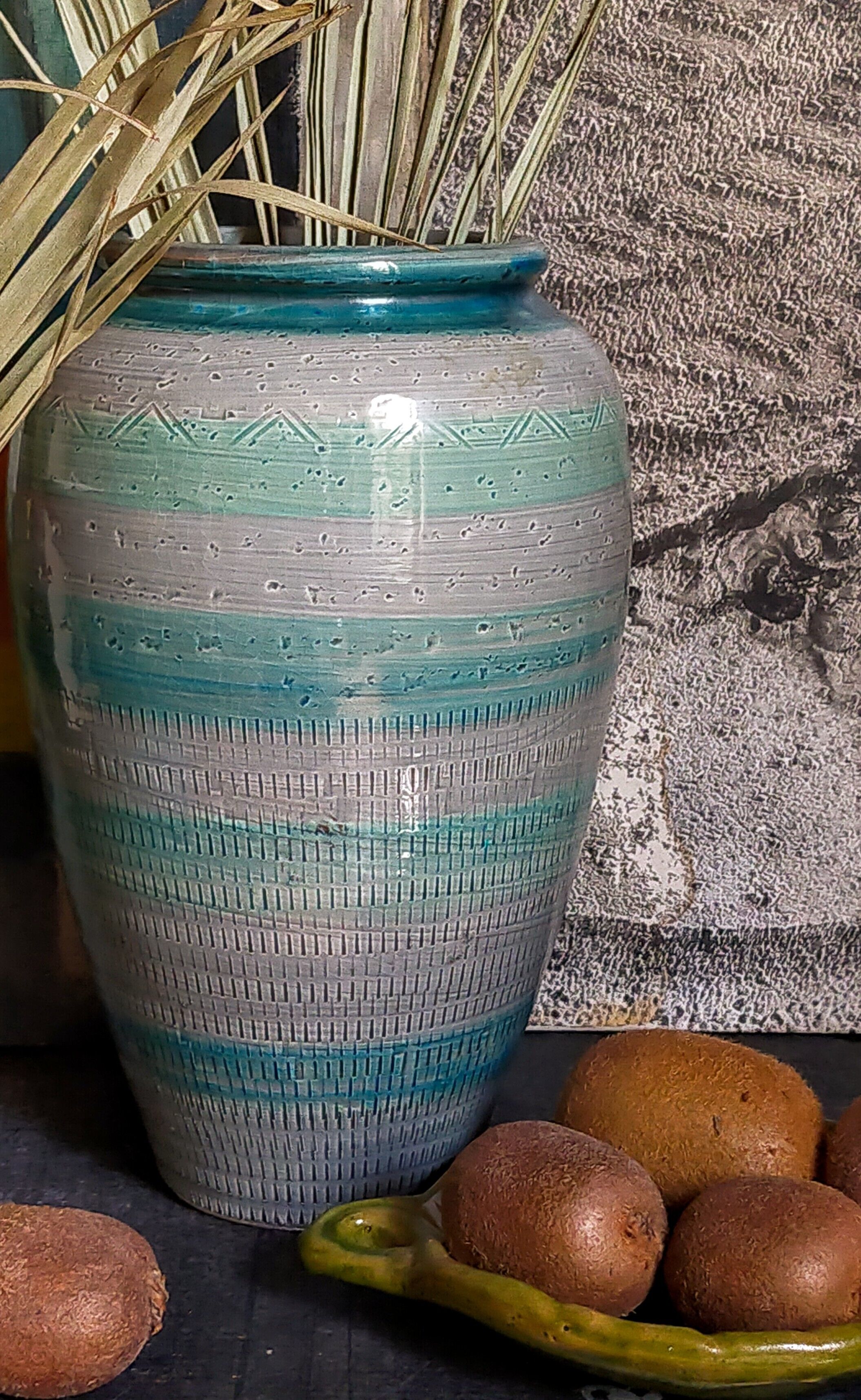 Ceramic vase scarified with gray-blue enamel