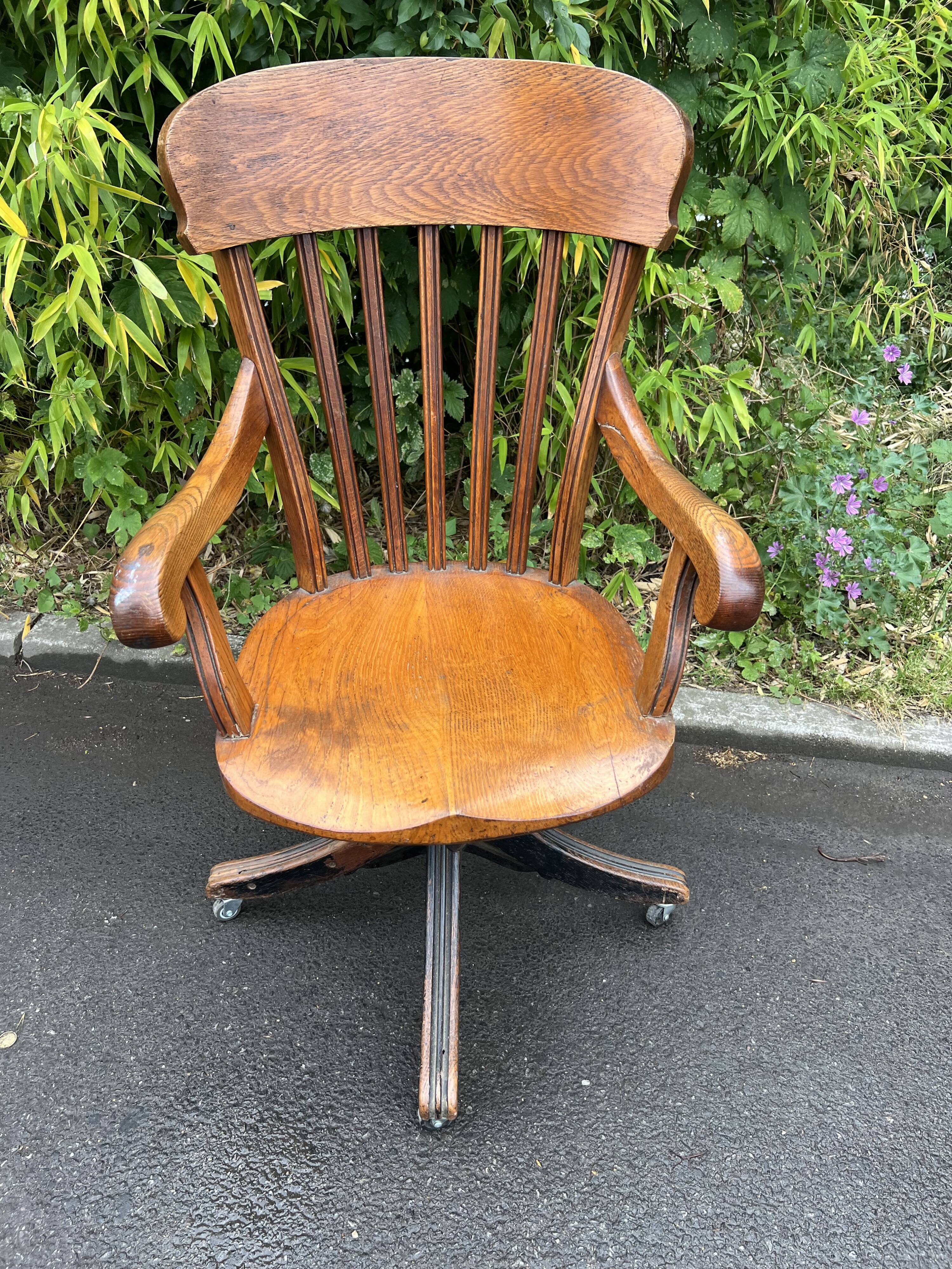 Fauteuil de bureau vintage pivotant – chêne et piètement tripode