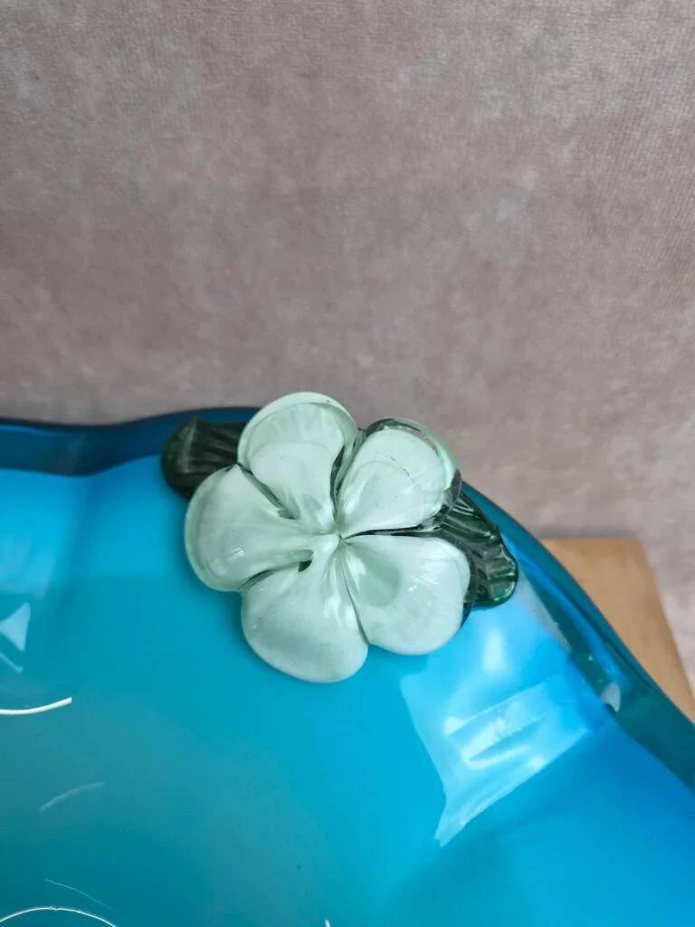 Large vintage blown glass bowl in turquoise – Murano style – applied flower
