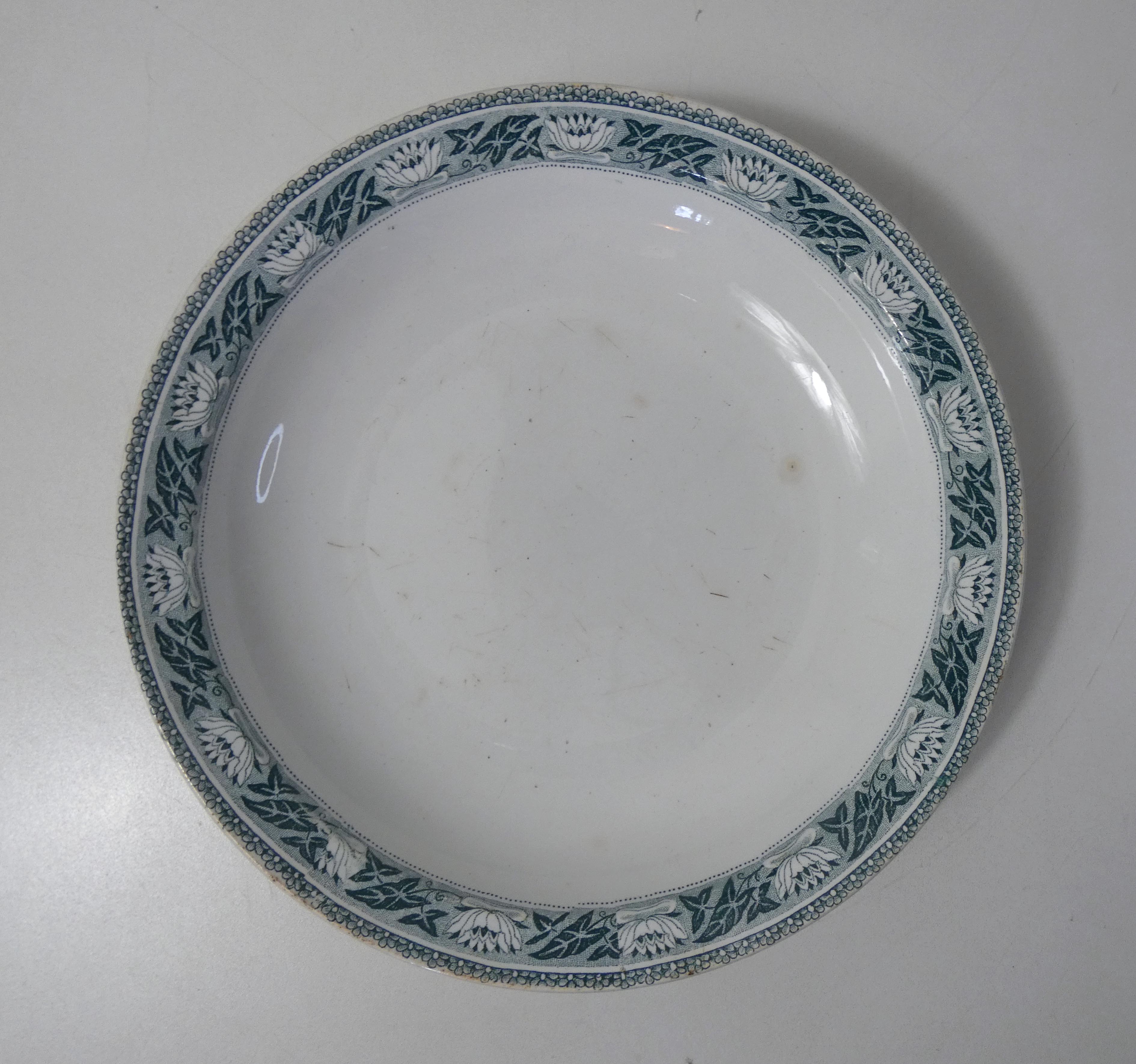 Plate  model lotus, terre de fer