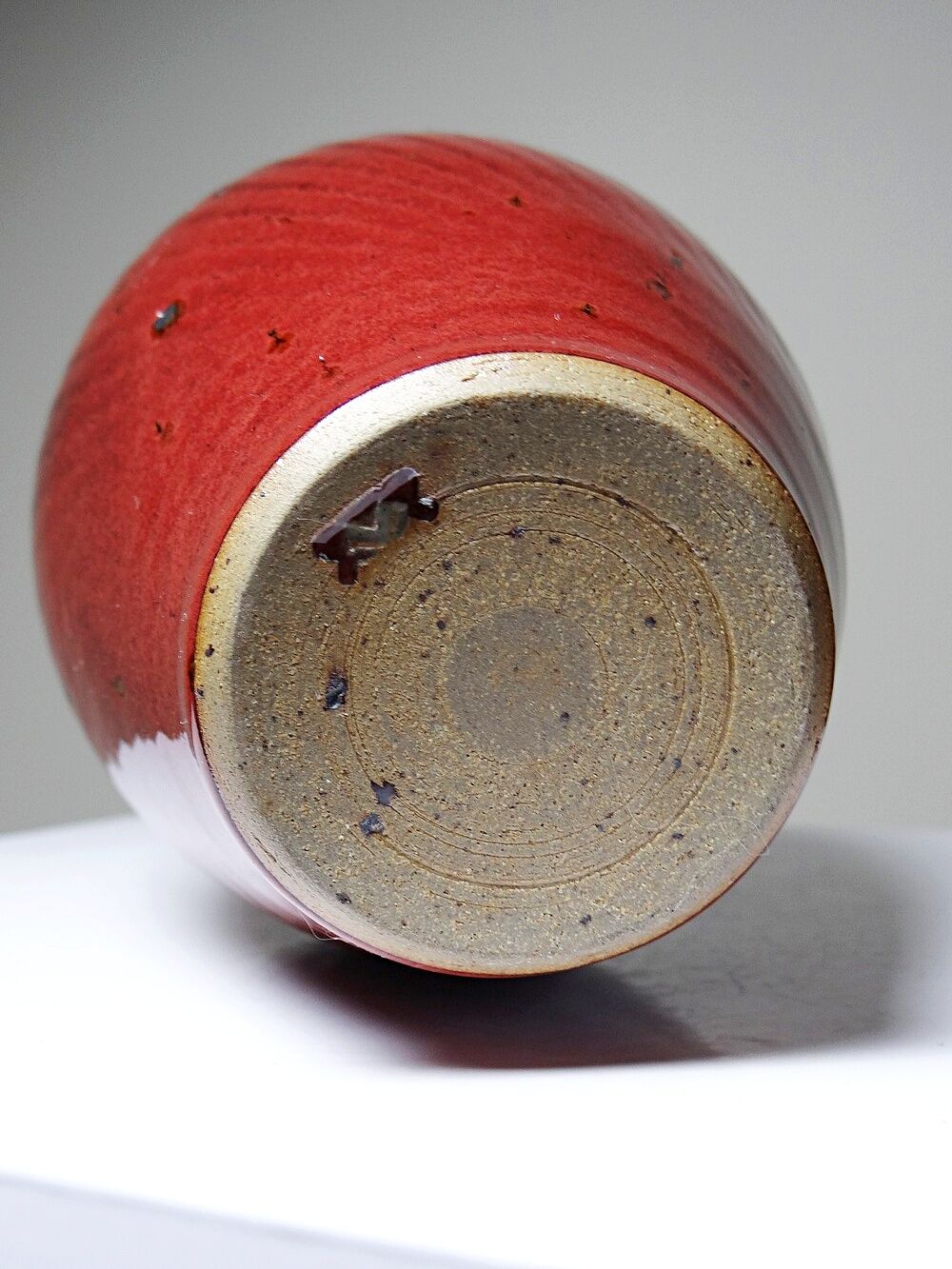 Vase en grès émaillé sang-de-bœuf à côtes, travail d’atelier XXe