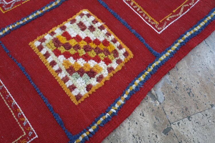 Tapis Marocain rouge format couloir en laine, années 70