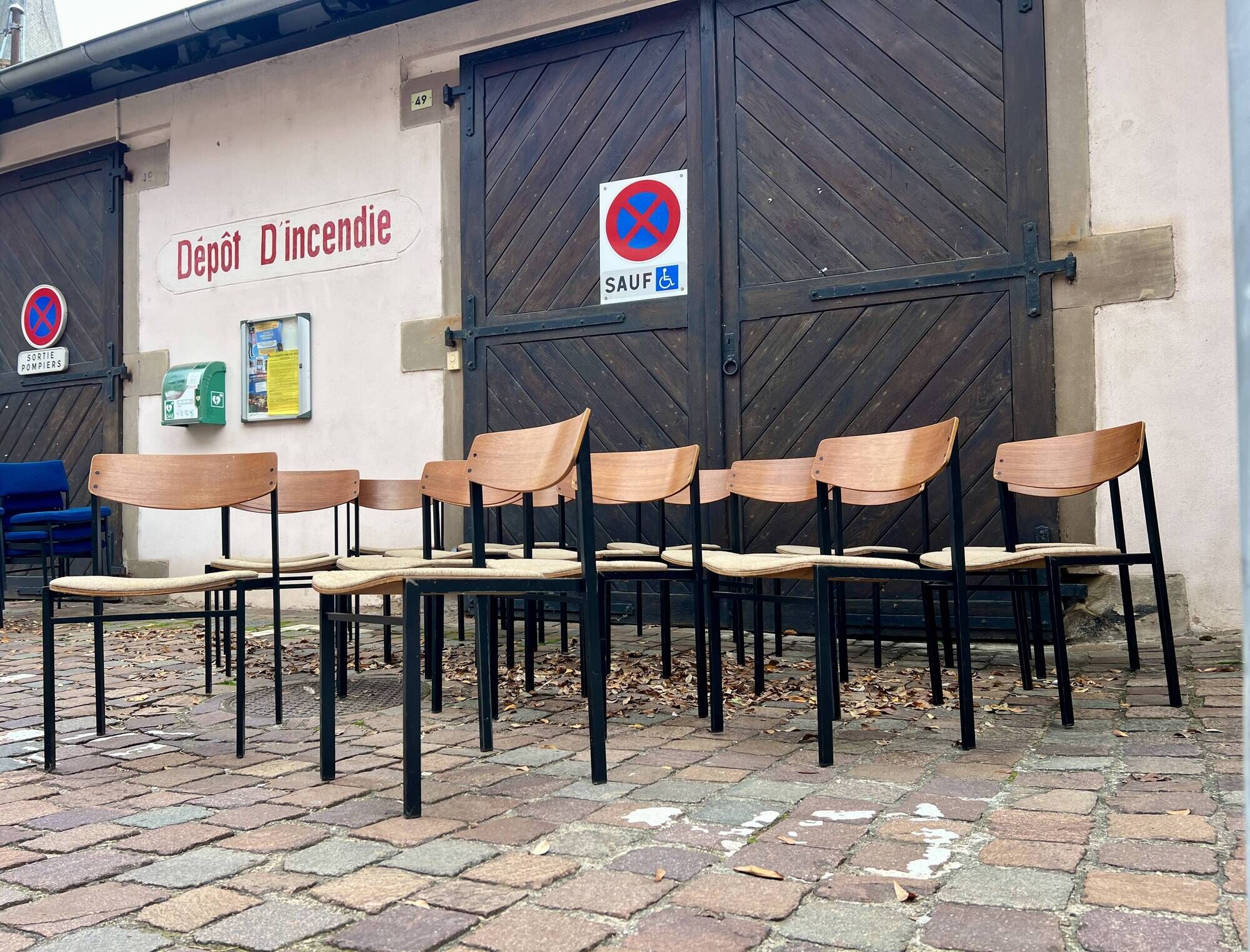 🪑 Set of 18 vintage wood and metal chairs – fabric seat