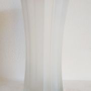 Vase en verre givré et bord rouge