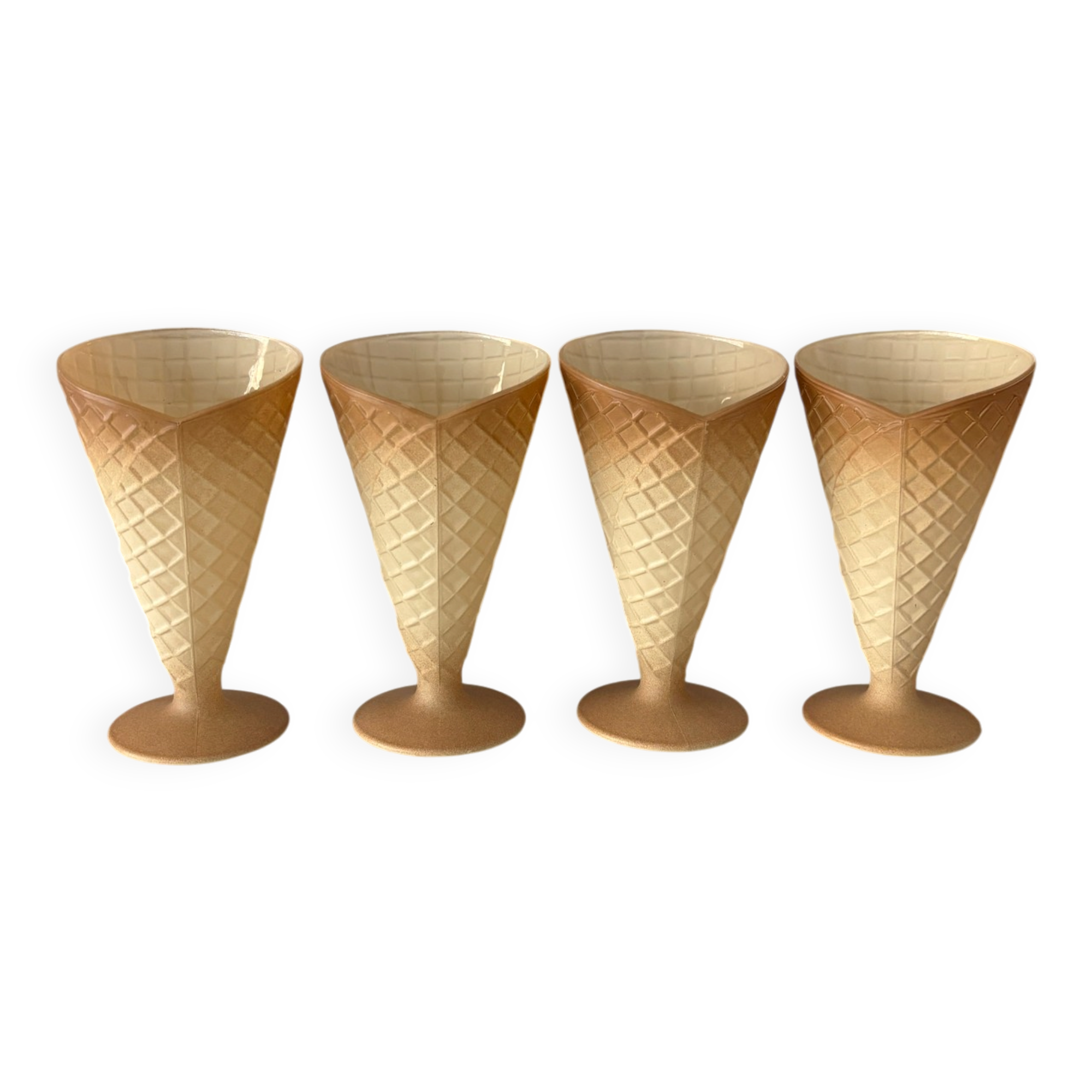 Ensemble de 4 coupes à dessert en forme de cornet de glace italienne, vers 1980.