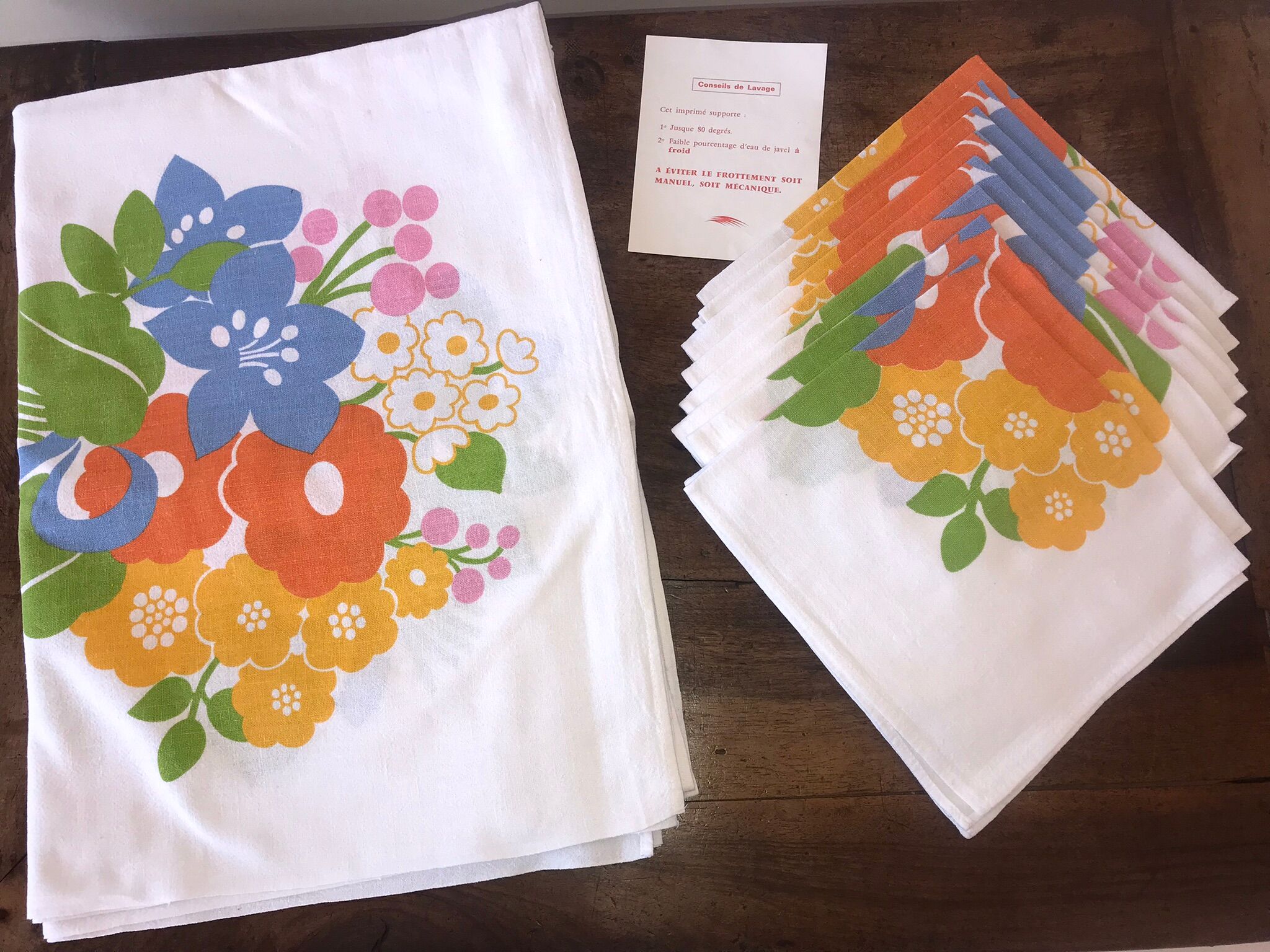 Floral tablecloth and its 8 vintage towels