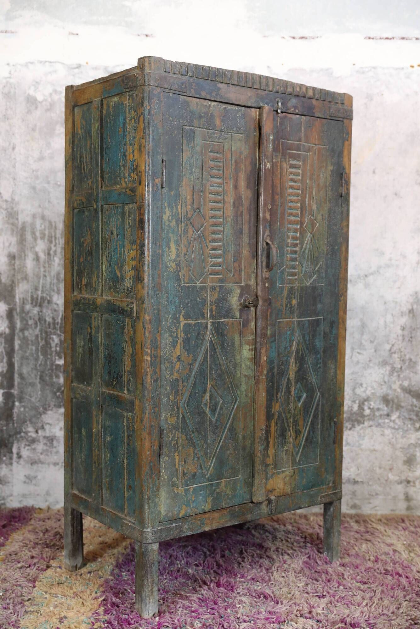 Indian furniture Blue patinated carved wardrobe with 2 doors and 1 shelf, unique piece