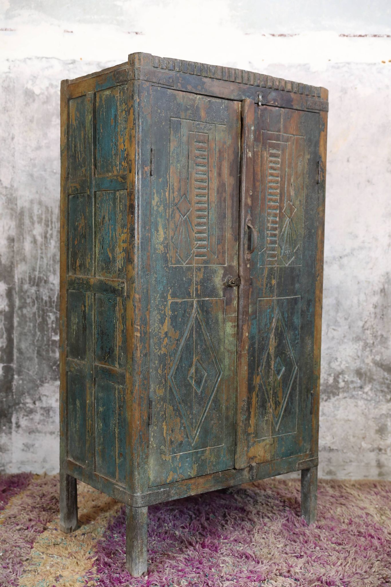 Indian furniture Blue patinated carved wardrobe with 2 doors and 1 shelf, unique piece