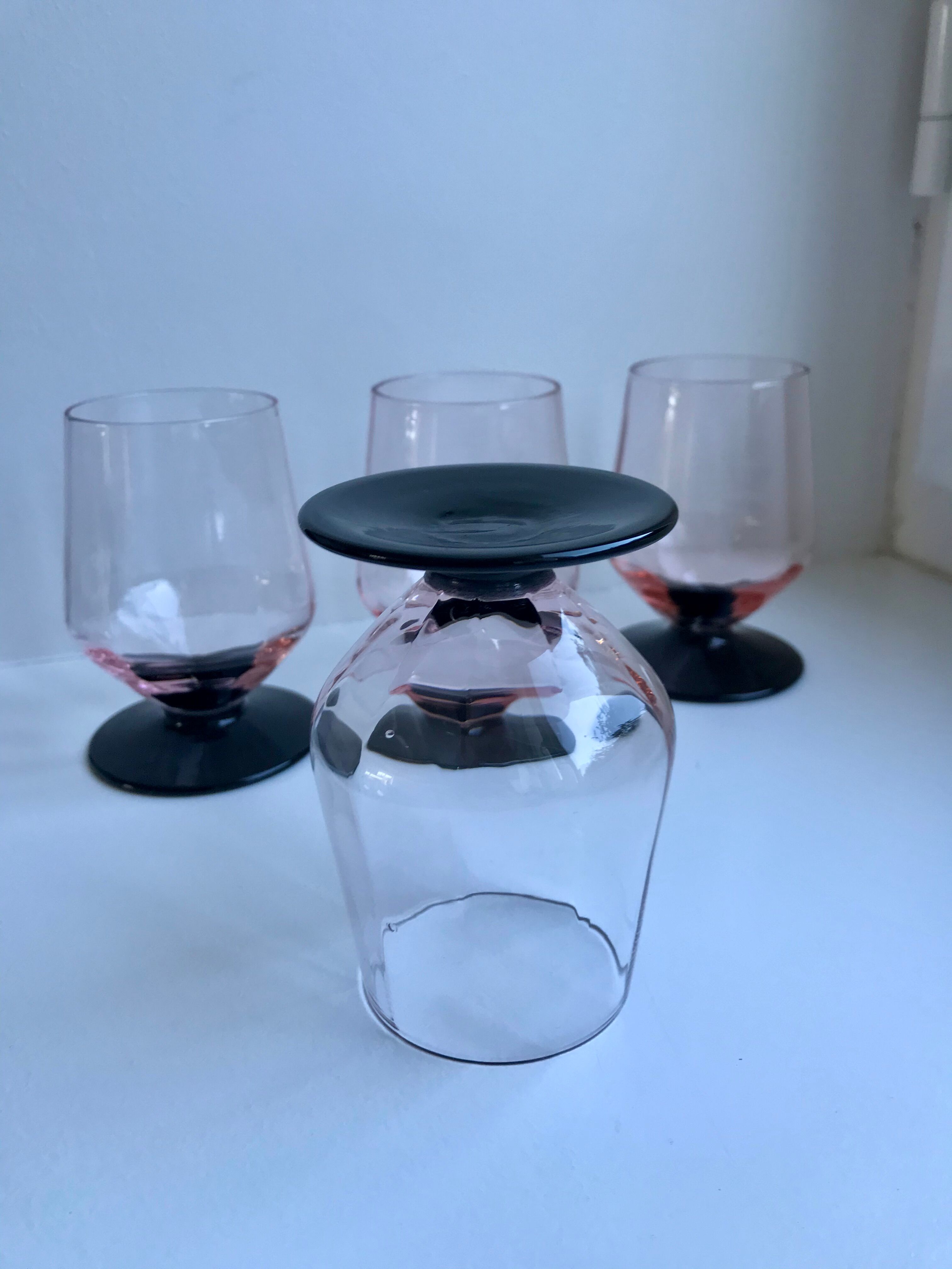 Set of 4 glasses with pink feet and black feet Art Deco 30s
