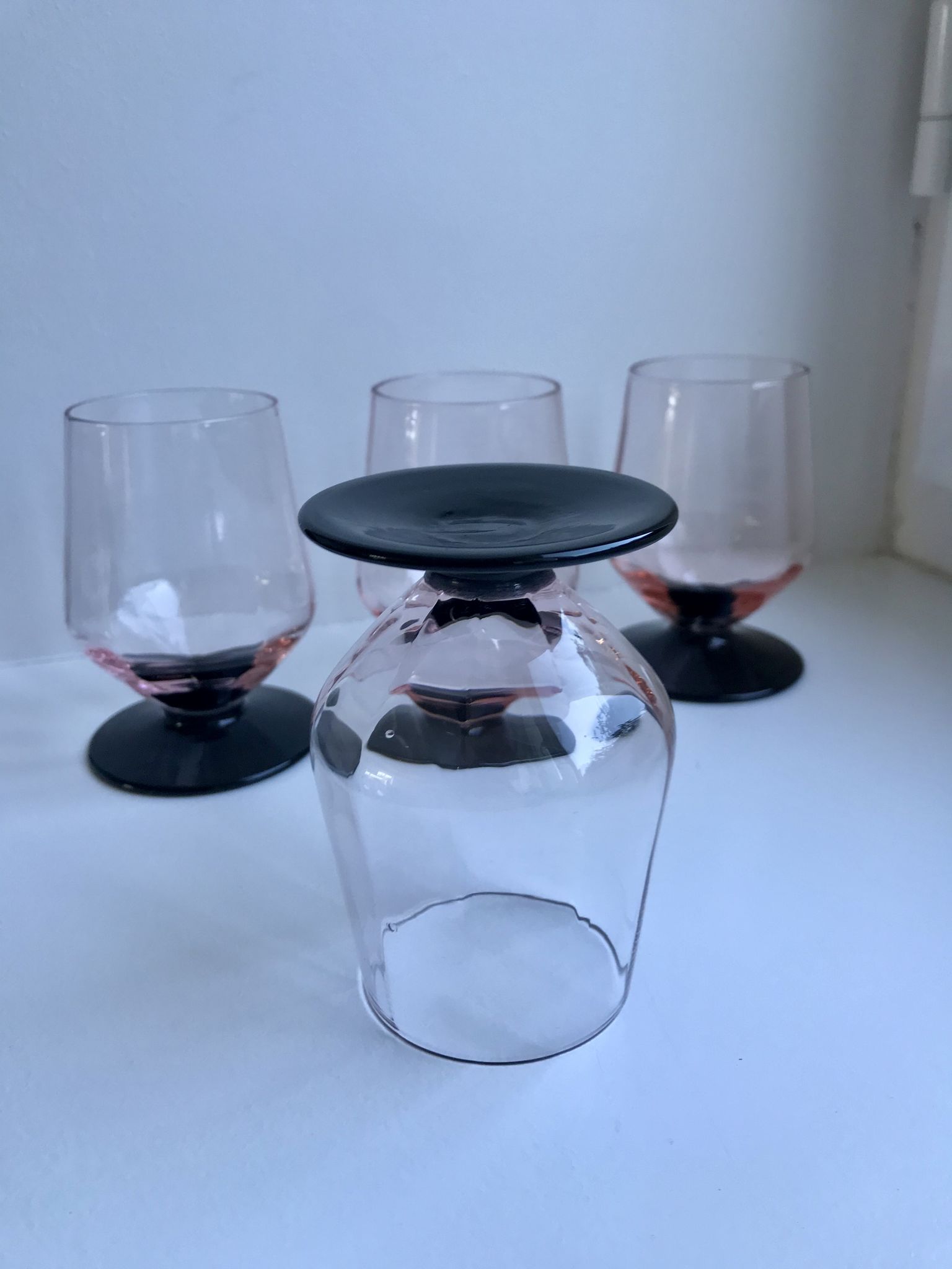 Set of 4 glasses with pink feet and black feet Art Deco 30s