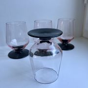 Set of 4 glasses with pink feet and black feet Art Deco 30s