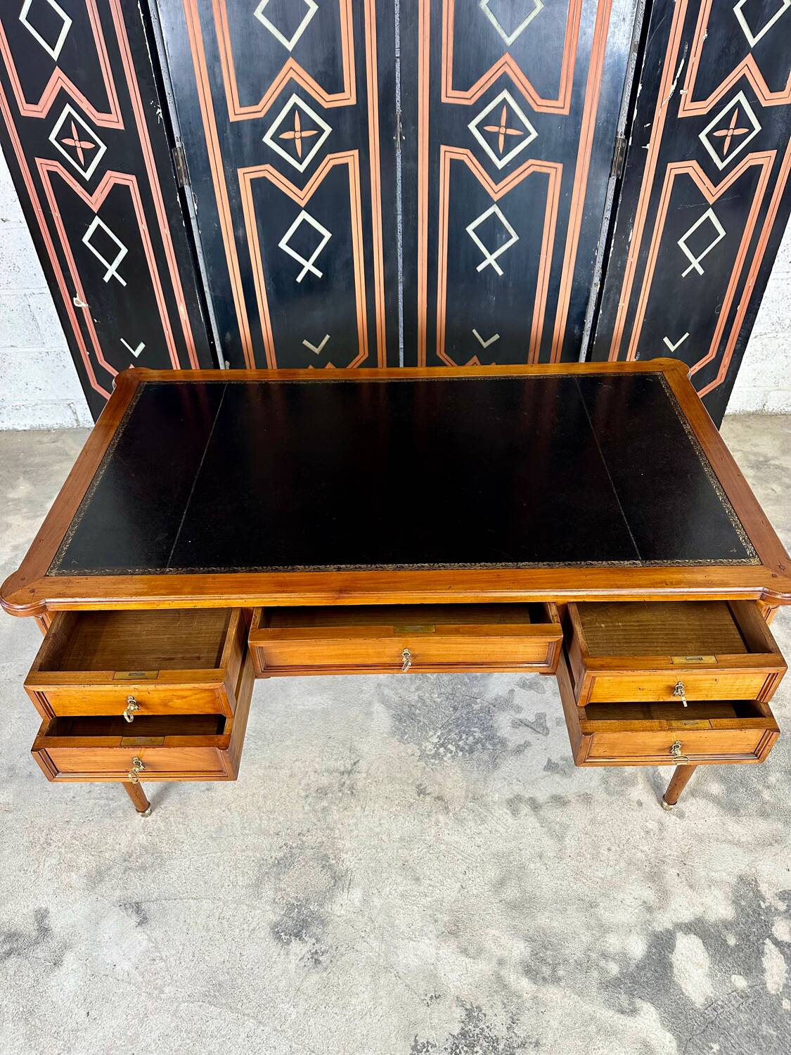 Bureau plat Louis XVI dessus cuir noir