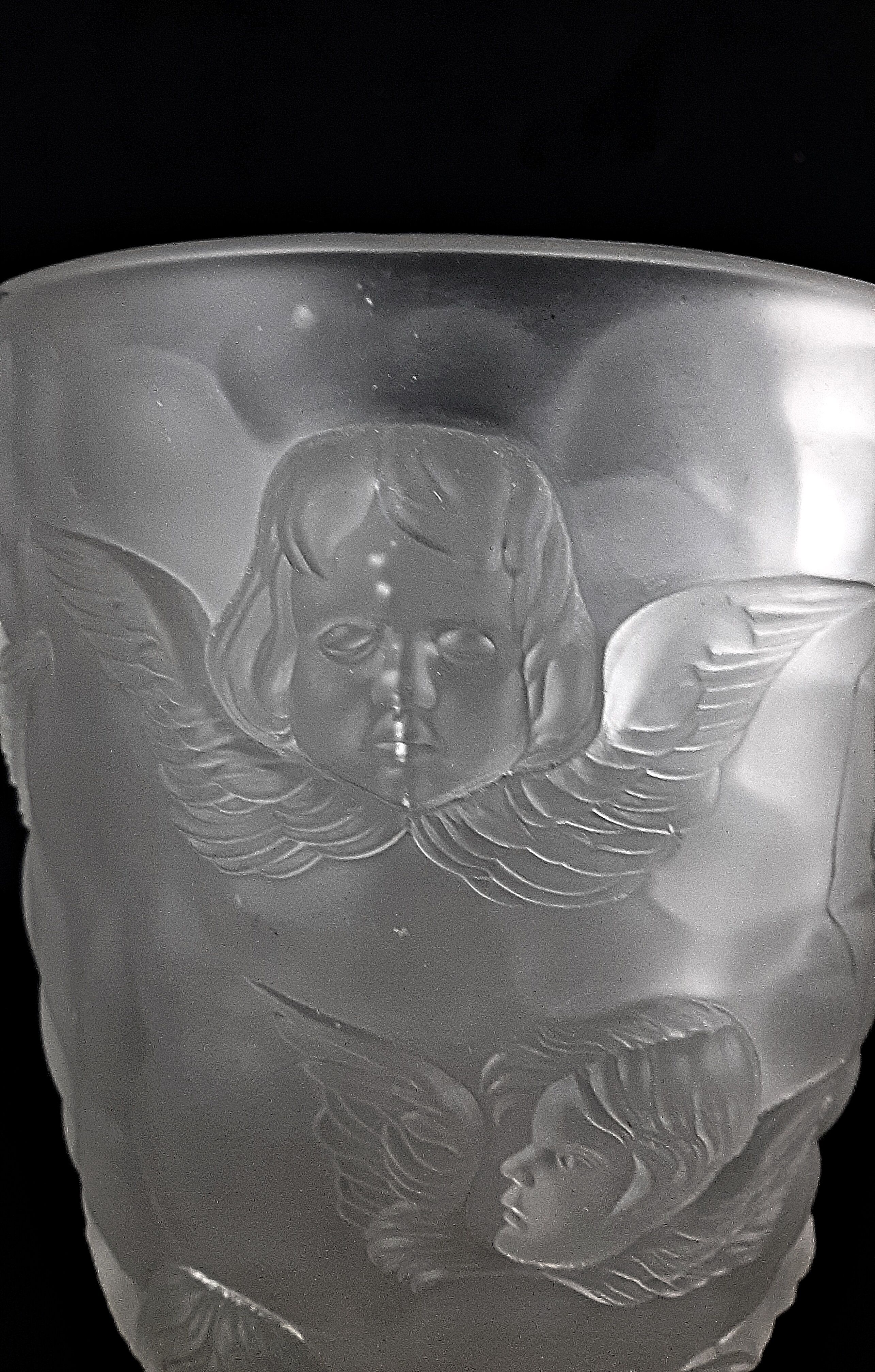 Vase "Cherubs" vintage glass pressed