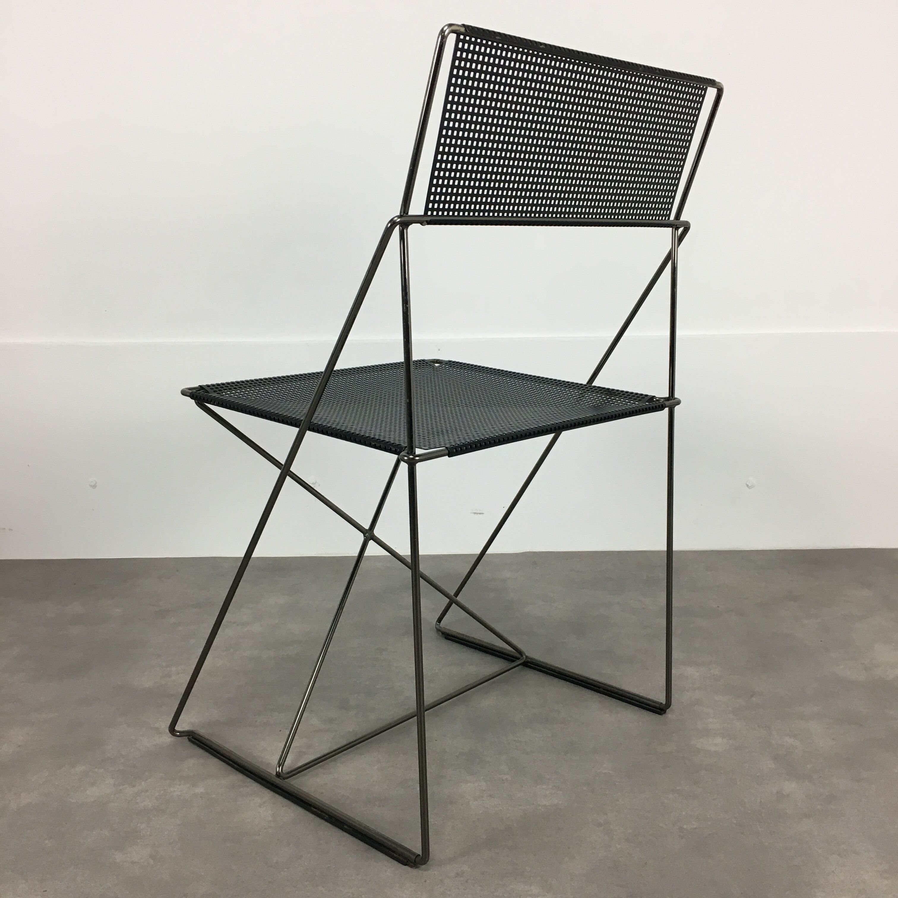 6 X-Line chairs by Niels Jorgen for Magis Italy Memphis style 1980