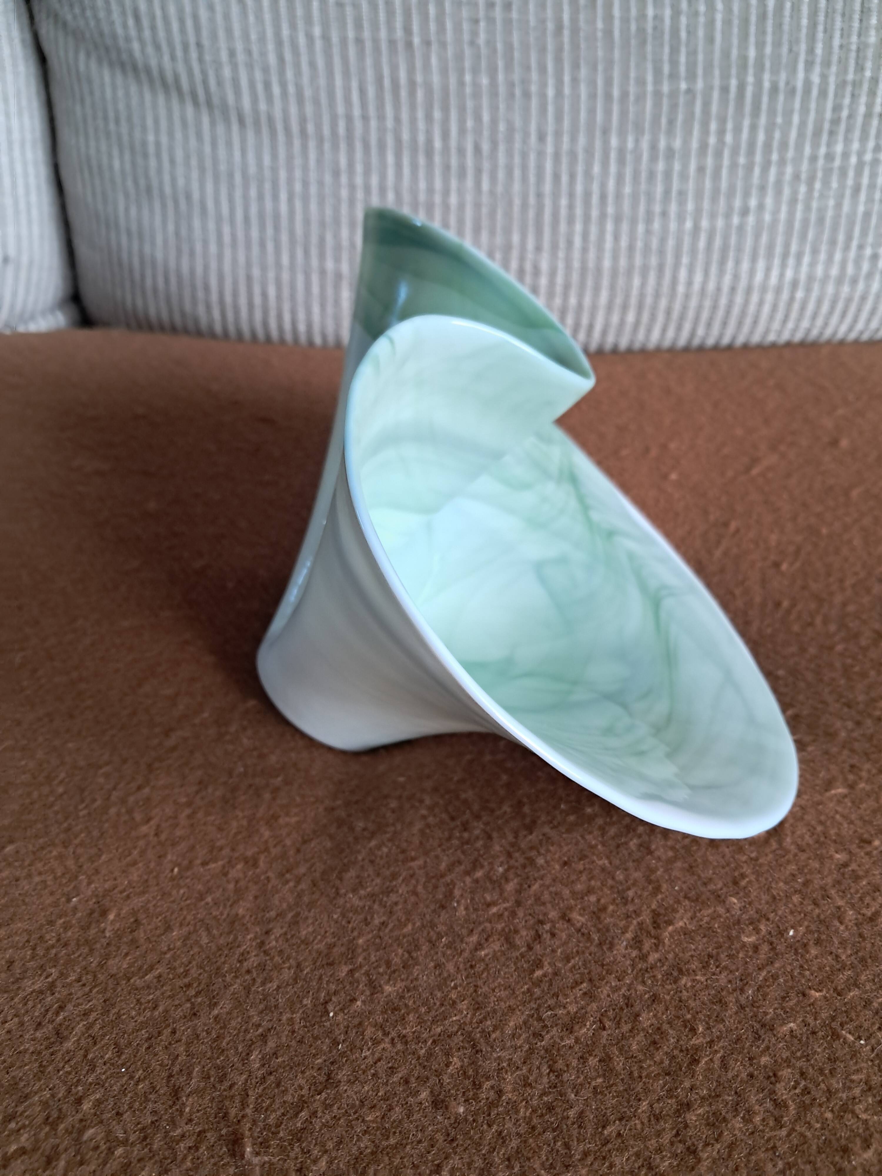 Vase vintage en opaline très original