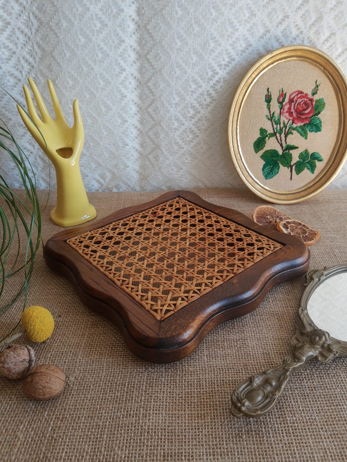 Dessous de plat bois et cannage vintage