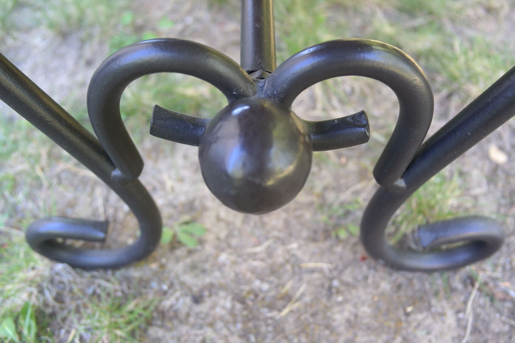 Pairs of benches in light wood and tubular metal