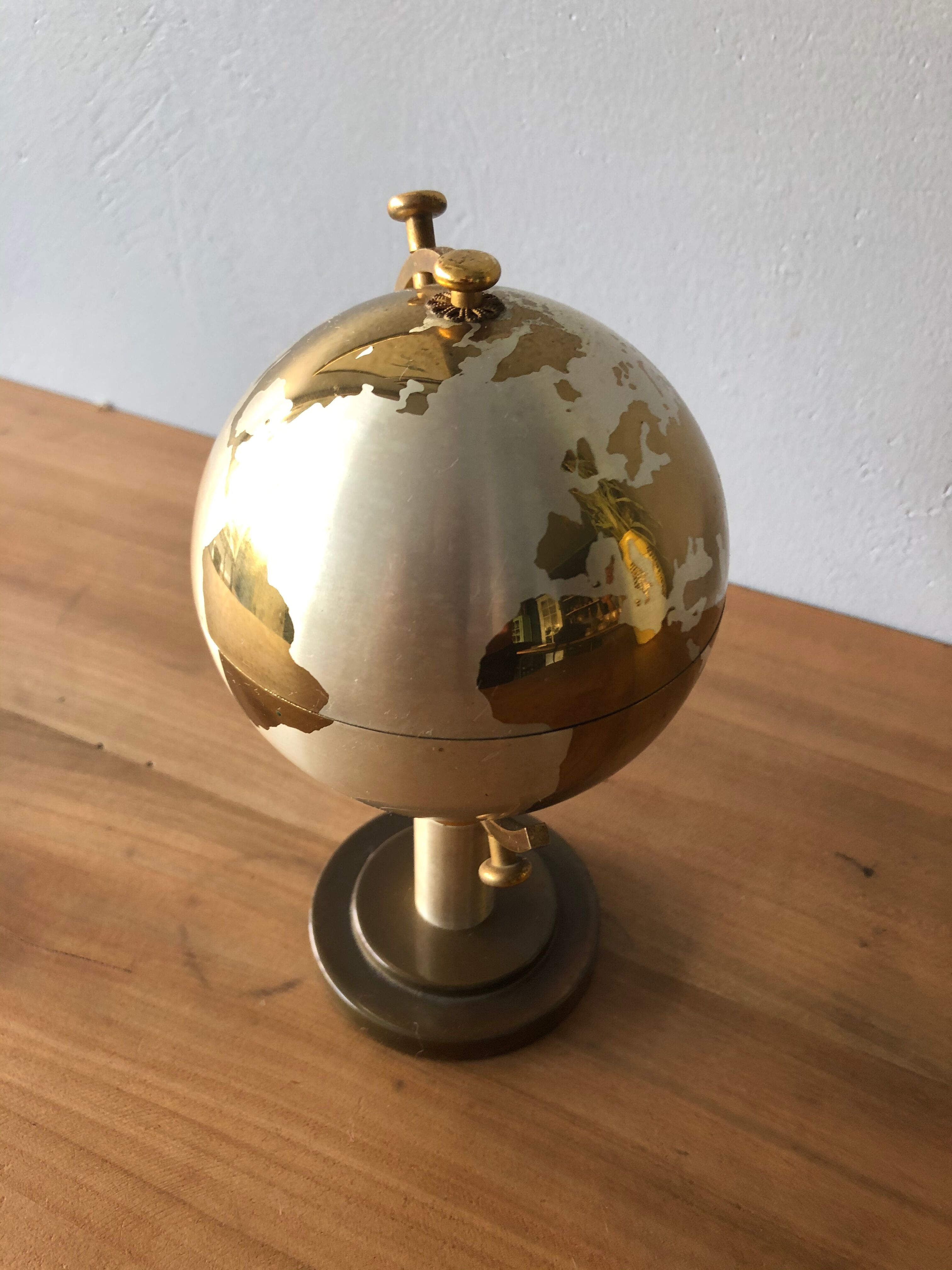 World mappe, globe cigarette distributor