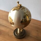 World mappe, globe cigarette distributor