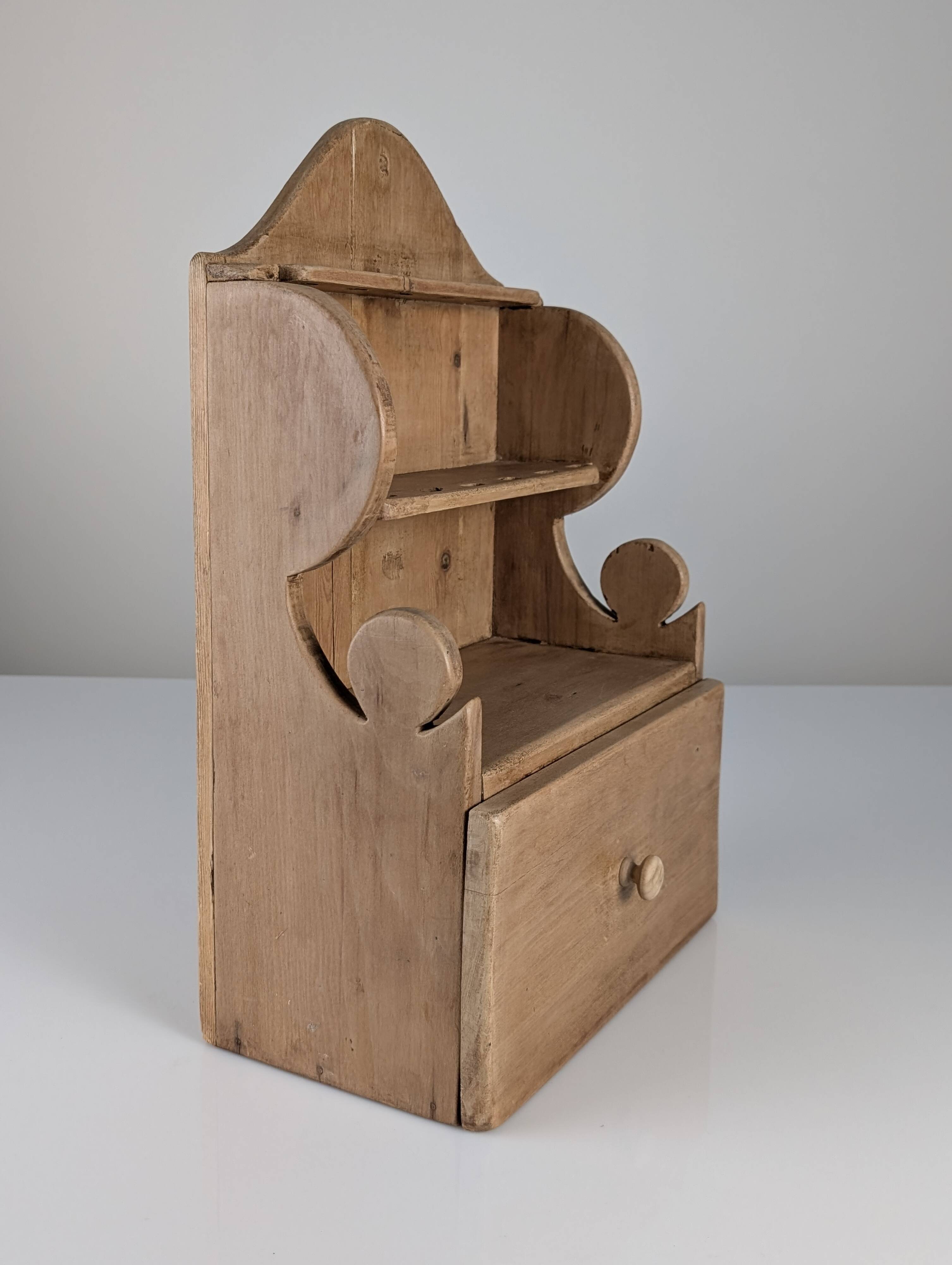 Étagère en pin sculpté à la main, style art populaire, 1 tiroir, 1950