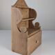 Étagère en pin sculpté à la main, style art populaire, 1 tiroir, 1950